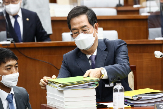 한덕수 국무총리 후보자가 2일 오전 국회에서 열린 인사청문회에서 자료를 살펴보고 있다.<국회사진기자단·연합뉴스>